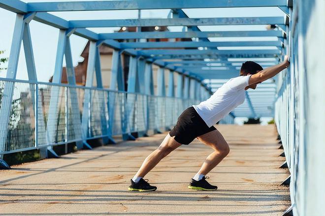 强健的身体不但可以让你拥有充沛的体力，还可以锻炼负责控制的肌肉群，对改善症状起到辅助作用。